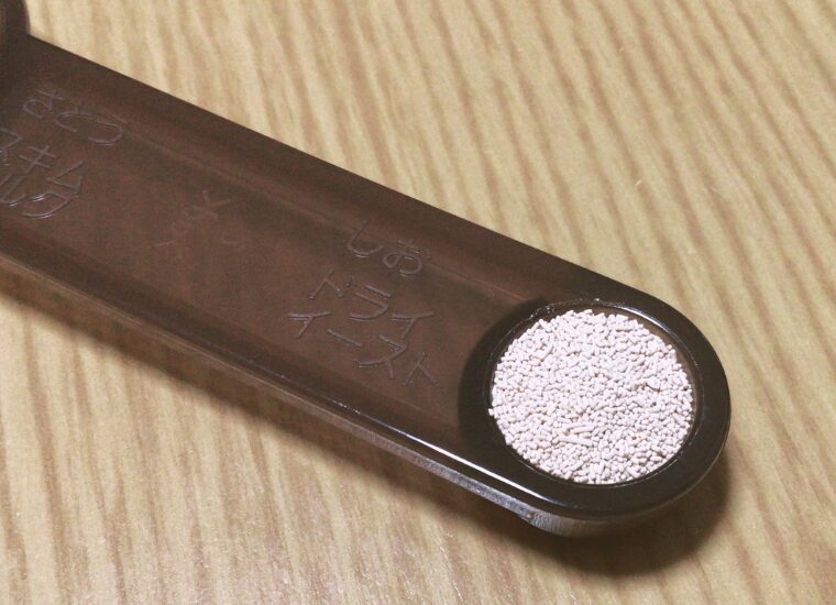 計量スプーンにドライ-イースト