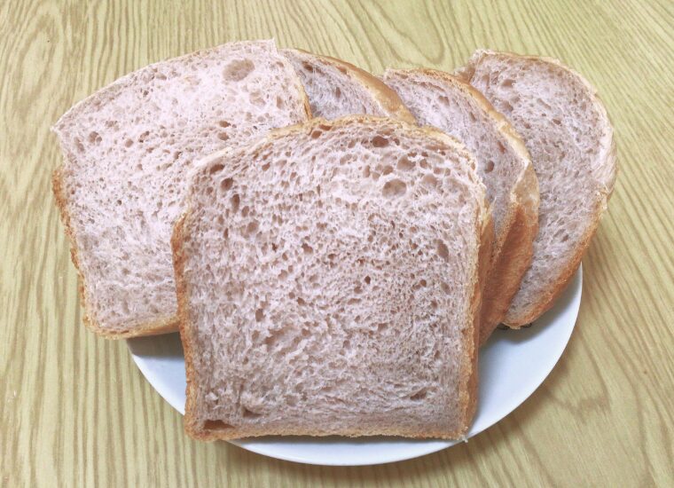 ホームベーカリー イチゴパウダー入りパン 切ったところ